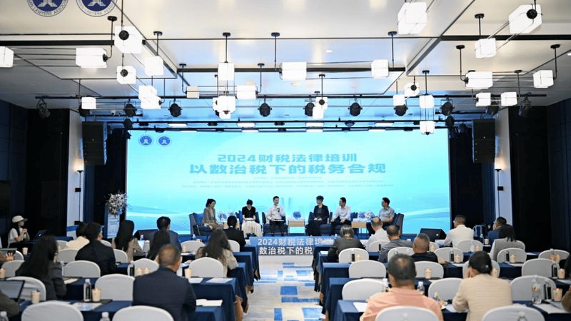 企业在选择高校发明专利或实用新型专利时，应综合考虑以下因素：